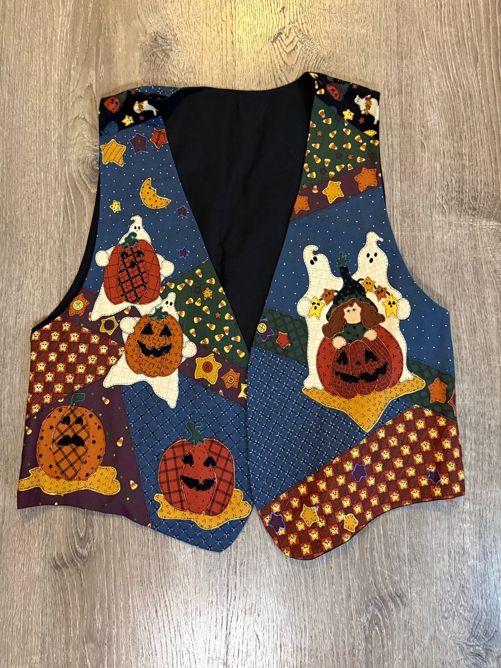 Vintage Handmade Halloween Patchwork
Pumkin, ghost, witch Fall Harvest vest